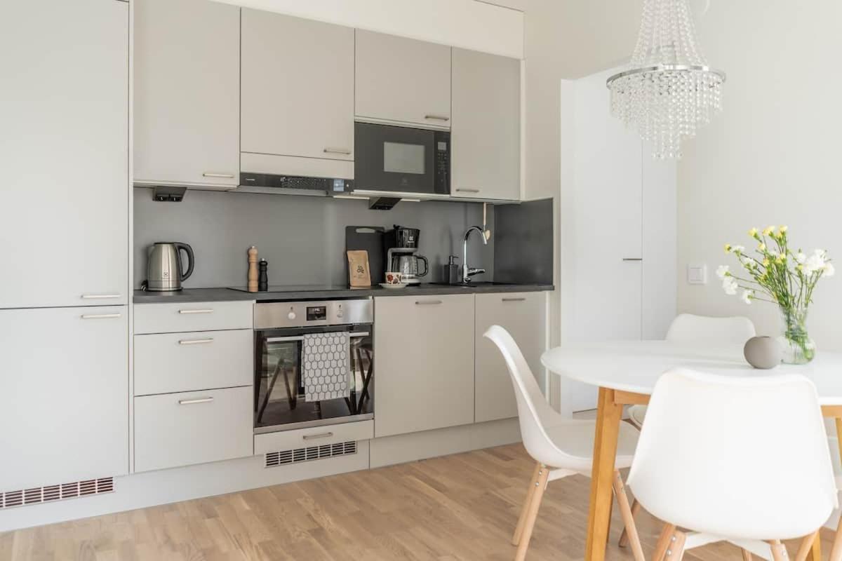 Cozy Apartment Right Next To Metro Station Espoo Bagian luar foto